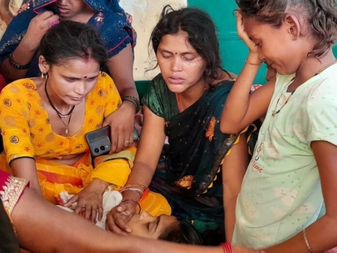 मैनपुरी में सांप के काटने से किशोरी की मौत:  बरामदे में सो रही सांप ने काटा, अस्पताल ले जाते समय तोड़ा दम - Mainpuri News