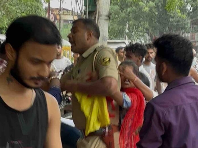 मोतिहारी में पति-पत्नी विवाद में पुलिस पर हमला:  महिला थाना में काउंसलिंग के दौरान लड़की पक्ष ने किया हंगामा, थाना के ड्राइवर समेत पुलिसकर्मी घायल - Motihari (East Champaran) News