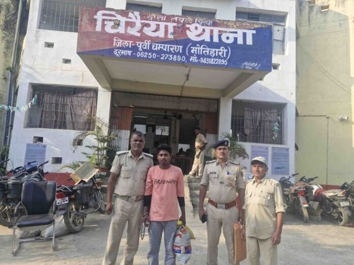 मोतिहारी में 20 हजार का इनामी बदमाश गिरफ्तार:  हत्या और लूट के दो मामलों में था वांछित, 2 साल से पुलिस को थी तलाश - Motihari (East Champaran) News