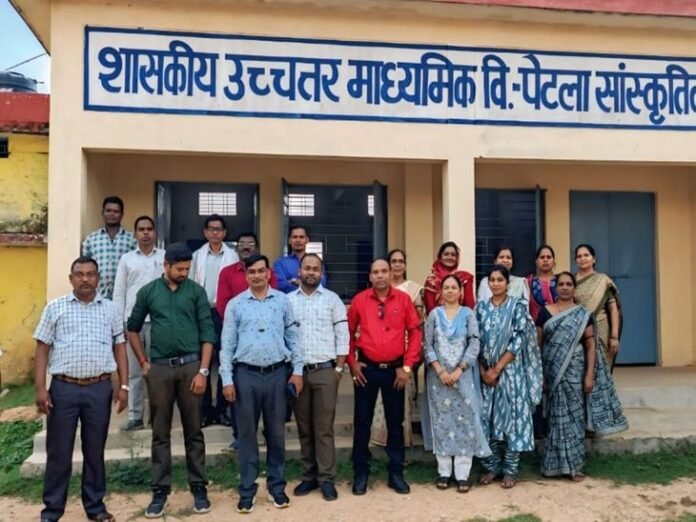 युक्तियुक्तकरण के विरोध में काली पट्टी लगाकर स्कूल आए शिक्षक:  सरगुजा में अधिकारियों पर लगाया मनमानी का लगाया आरोप, दोबारा करने की मांग - Ambikapur (Surguja) News