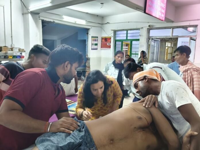 युवक को पीठ में लगी गोली; पेट से होकर निकली:  बांका में अपराधियों ने बाजार से दवा खरीदकर लौटने के दौरान किया हमला, भागलपुर रेफर - Banka News