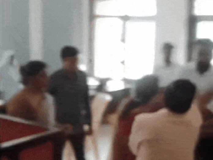 रतलाम में भिड़े भाजपा नेत्री के पति और ससुर:  एसडीएम कोर्ट में पारिवारिक विवाद के बाद मारपीट; वीडियो आया सामने - Ratlam News