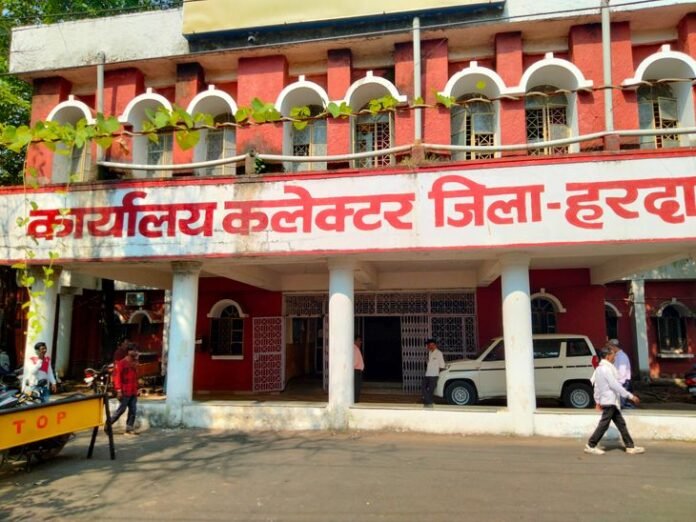 राजस्व विभाग में बड़े स्तर पर स्टाफ का तबादला:  हरदा में 2 राजस्व निरीक्षक और 25 पटवारियों को नई जगहों पर भेजा - Harda News