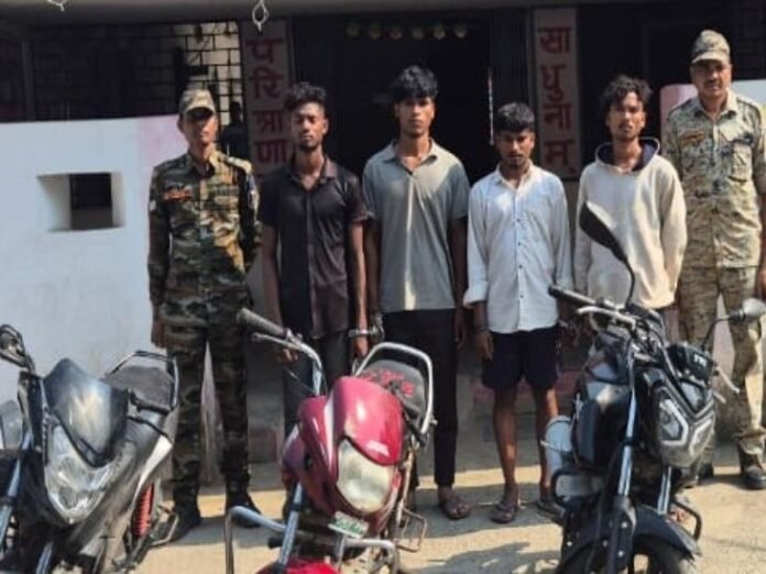 रायगढ़ के 4 बाइक चोर जशपुर में पकड़ाए:  घर के बाहर खड़ी गाड़ी उठा ले गए थे; 1.10 लाख की 3 मोटरसाइकिल बरामद - Jashpur News