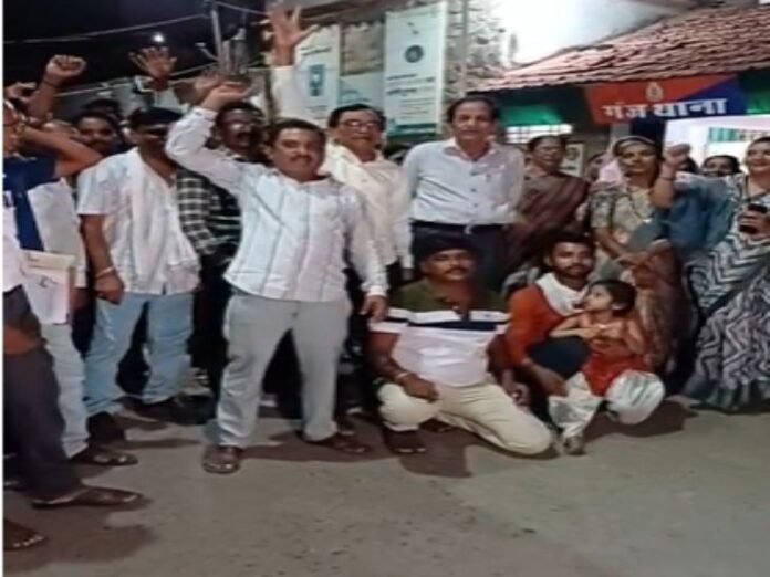 रायपुर जेल में न्यायिक रिमांड के दौरान मारपीट:  पीड़ित बोला- शिक्षक ने कैदियों से पिटवाया, जान से मारने की धमकी दी, समाज ने घेरा थाना - Raipur News