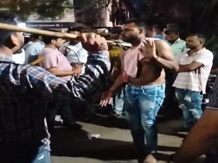 रायपुर में पुलिस की लाठी पड़ते ही उछला बदमाश; VIDEO:  बोला-गलती दोबारा नहीं करूंगा, रेलवे पार्किंग ठेकेदार पर किया था चाकू से हमला - Raipur News