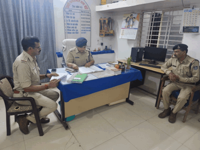 रायसेन में रात के समय थानों का आकस्मिक निरीक्षण:अफसरों ने 5 घंटे की जांच; स्टाफ की उपस्थिति और सुरक्षा व्यवस्था का लिया जायजा