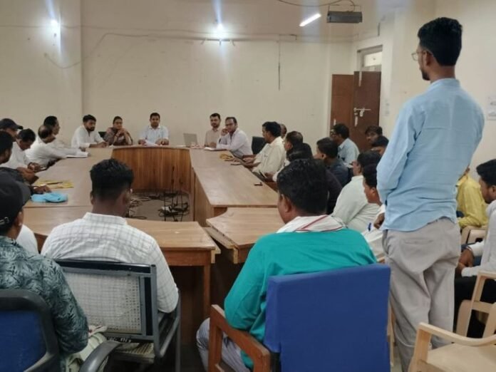राशन कार्ड धारकों की ई-केवाईसी में देरी पर SDM सख्त:  5 दिन में 95% लक्ष्य पूरा करने के निर्देश; नहीं किया तो सेल्समैन होंगे निलंबित - Burhanpur (MP) News