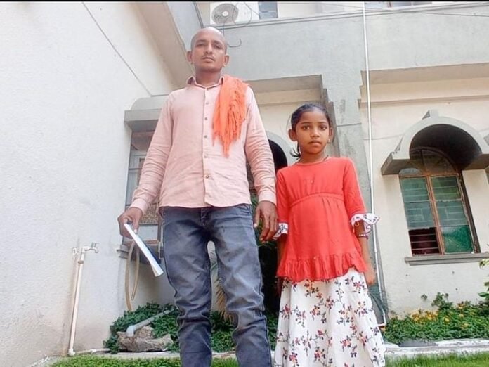 रेत खनन के बाद बने गड्ढे में गिरी बच्ची:  धमतरी में पिता ने लगाया अवैध उत्खनन का आरोप, कलेक्टर से जांच कार्रवाई की मांग - Dhamtari News