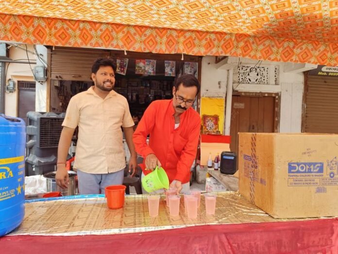 लखनऊ में ज्येष्ठ माह के आखिरी बड़े मंगल पर भंडारा:  रायबरेली रोड पर व्यापारियों ने शरबत और बूंदी का वितरण किया - Lucknow News