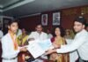 लखीमपुर खीरी में 20 टॉपर छात्र-छात्राओं का सम्मान:  डीएम और विधायक ने टैबलेट, मेडल और 21 हजार रुपए का चेक देकर किया सम्मानित - Lakhimpur-Kheri News