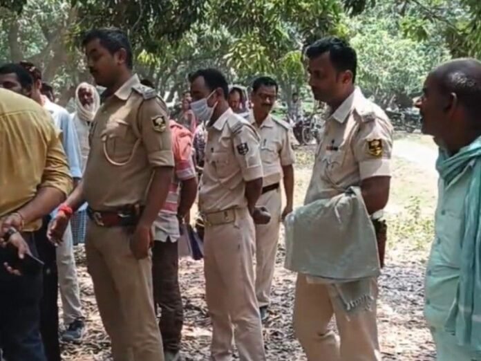 लीची के पेड़ से लटका मिला शव:  बेतिया में युवक की संदिग्ध मौत, परिजनों ने लगाया हत्या का आरोप - Bettiah (West Champaran) News
