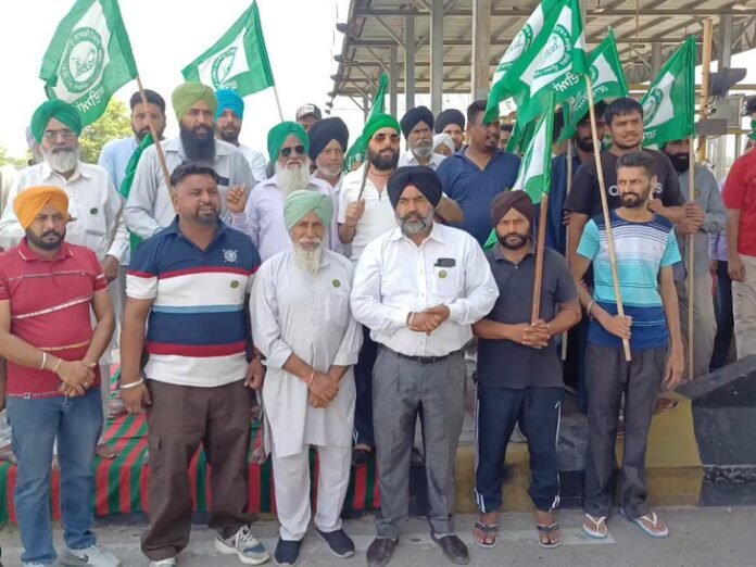 लुधियाना के टोल प्लाजा पर किसानों का प्रदर्शन:  स्थानीय युवाओं को नौकरी न देने का विरोध, टोल फ्री कराया; प्रबंधन बोला- अधिकतर पंजाबी कार्यरत - Khanna News