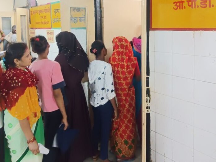 लोगों की सेहत पर गर्मी का असर:  जिला अस्पताल की ओपीडी में रोज 500 मरीज, उल्टी-दस्त और त्वचा की समस्या बढ़ी - Hathras News