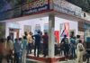 वाराणसी में विवाहिता के परिजनों ने घेरा थाना:  पति पर शादी के सात महीने बाद पत्नी को दिया जहर देने का लगा आरोप, पुलिस कर रही मामले की जांच - Varanasi News
