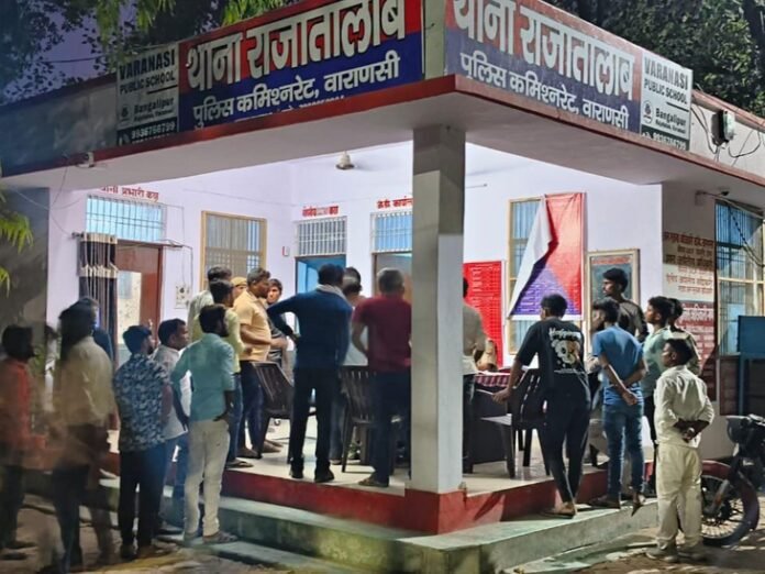 वाराणसी में विवाहिता के परिजनों ने घेरा थाना:  पति पर शादी के सात महीने बाद पत्नी को दिया जहर देने का लगा आरोप, पुलिस कर रही मामले की जांच - Varanasi News