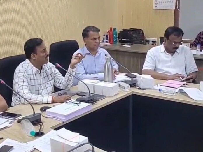 विदिशा कलेक्टर बोले- 48 घंटे में बदलें खराब ट्रांसफॉर्मर:  अस्पताल में नहीं होगी बिजली कटौती; गर्मी में परेशान हो रहे लोग - Vidisha News