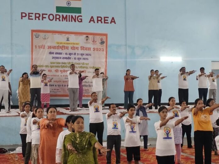 विश्व योग दिवस की तैयारी शुरू:  जिले में एक सप्ताह तक चलेंगे कार्यक्रम, डीएम ने किया शुभारंभ - Farrukhabad News
