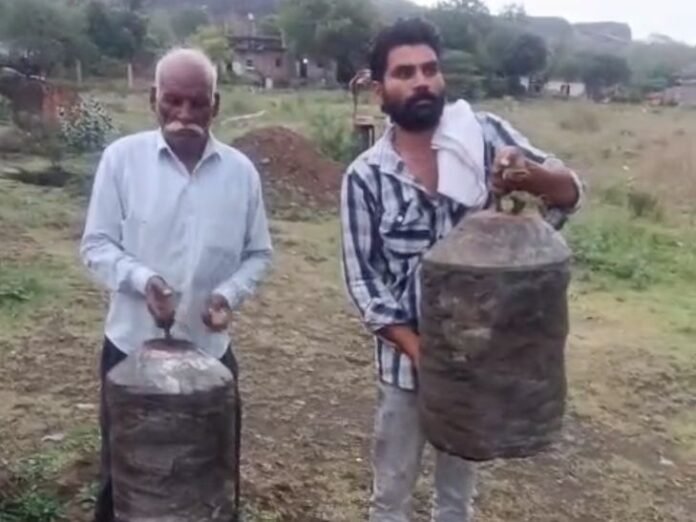 शंकरगढ़ में पाइप से निकले पत्थर-गोले:  मकान की दीवार क्षतिग्रस्त हुई, गैस पाइपलाइन टेस्टिंग के दौरान हुई घटना; बाल-बाल बचे बच्चे - Dewas News