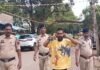 शराब के लिए लूट...पुलिस ने कान पकड़कर निकाला जुलूस:  दुर्ग में युवक को रोककर पैसे मांगे, नहीं देने पर स्कूटी लेकर भागा था - durg-bhilai News