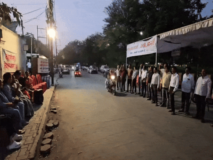शराब दुकान के बाहर कुर्सियां लगाकर बैठी महिलाएं:  5 दिन से जारी विरोध, महिलाएं बोली-बच्चों को भेजने में लग रहा डर - Indore News