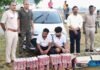 शराब से भरी कार लेकर खेत में कूदे तस्कर;दो गिरफ्तार:  यूपी से आरा ले जा रहे थे, 87 लीटर अंग्रेजी शराब जब्त - Kaimur News