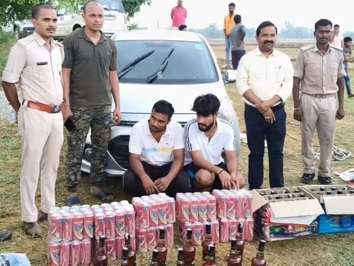 शराब से भरी कार लेकर खेत में कूदे तस्कर;दो गिरफ्तार:  यूपी से आरा ले जा रहे थे, 87 लीटर अंग्रेजी शराब जब्त - Kaimur News