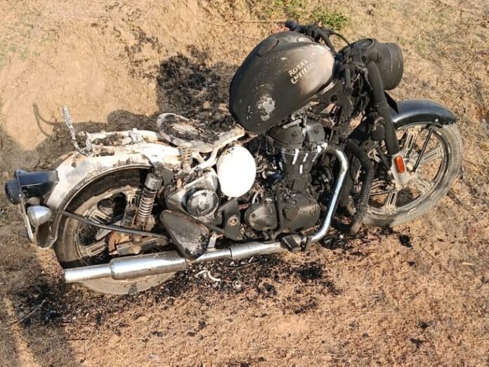 शहडोल के मऊ गांव में दो लोगों ने की आगजनी:  कुछ दिन पहले जला दी थी बुलेट, अब ट्रैक्टर के टायर में लगाई आग - Shahdol News