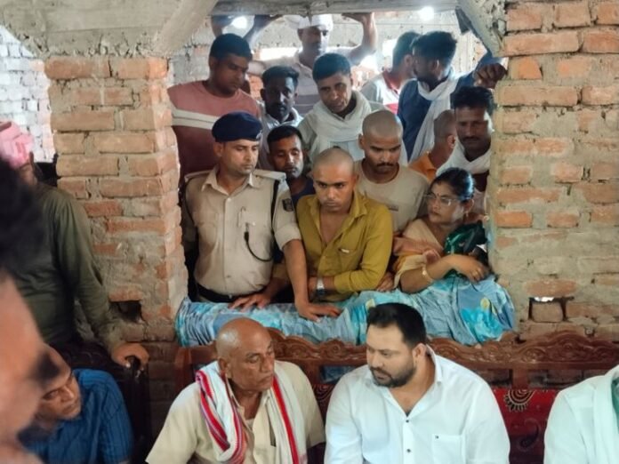 शहीदों के परिजनों से मिले तेजस्वी यादव:  बक्सर में एनडीए पर कसा तंज, कहा- 'एनडीए अब नेशनल दामाद आयोग बन गया' - Buxar News