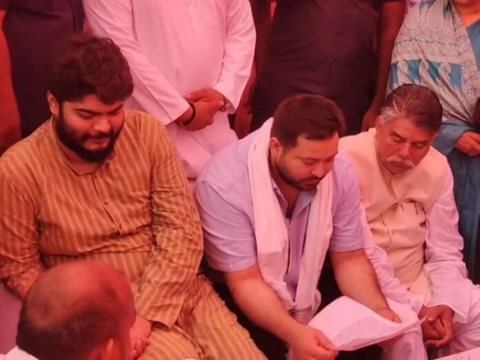 शहीद के परिजन से मिले नेता प्रतिपक्ष:  कहा- बिहार सरकार दे शहीद का दर्जा, नहीं तो सदन में उठाएंगे मुद्दा - Siwan News
