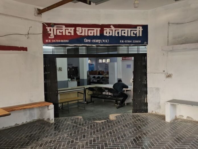 शाजापुर में नाबालिग लड़की से पड़ोसी ने की छेड़छाड़:  पुलिस ने आरोपी को हिरासत में लिया, पॉस्को एक्ट में केस दर्ज - shajapur (MP) News