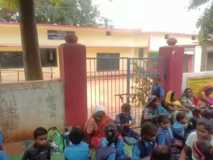 शाला प्रवेशोत्सव के पहले दिन ही बालोद में तालाबंदी:  ढाई घंटे धरने के बाद शिक्षक की मांग पूरी होने पर खुला स्कूल - Balod News