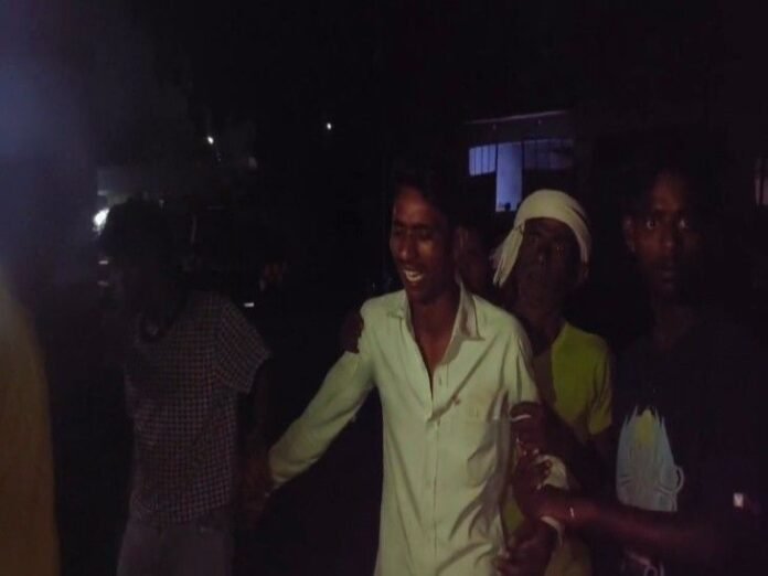 शाहजहांपुर में ट्रक ने बाइक को मारी टक्कर:  ई-रिक्शा खरीदकर लौट रहे व्यक्ति की मौत, एक घायल - Shahjahanpur News