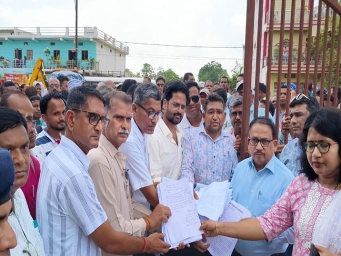 शिक्षक साझा मंच ने निकाली पोल खोल रैली:  युक्तियुक्तकरण में विसंगतियां एवं अधिकारियों की मनमानी, सीएम से प्रक्रिया निरस्त करने की मांग - Ambikapur (Surguja) News