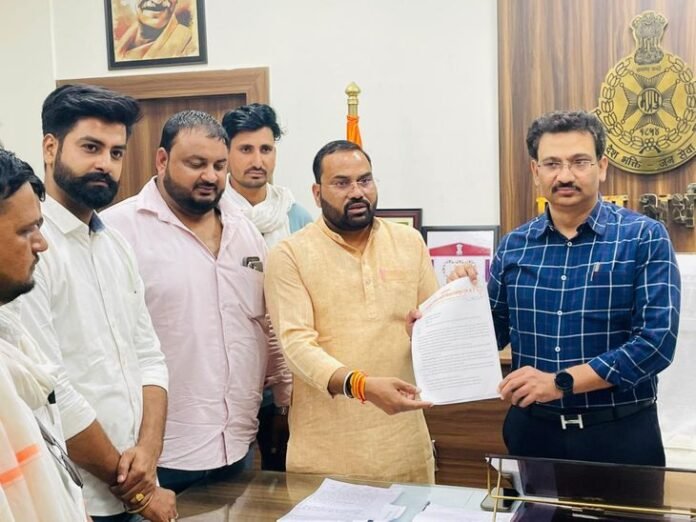श्योपुर में तीन युवकों से मारपीट और लूट:  आरोपियों की गिरफ्तारी की मांग पर युवा कांग्रेस ने किया चक्का जाम - Sheopur News