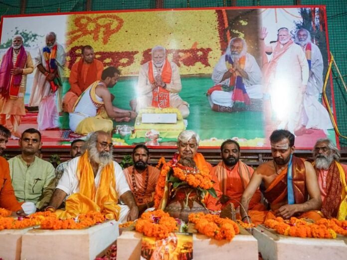 श्रीकल्कि धाम में शंकराचार्य और विहिप अध्यक्ष का आगमन:  द्वारकाशारदा पीठाधीश्वर ने कूर्म शिला के दर्शन किए, विहिप अध्यक्ष ने किया शिलादान - Sambhal News