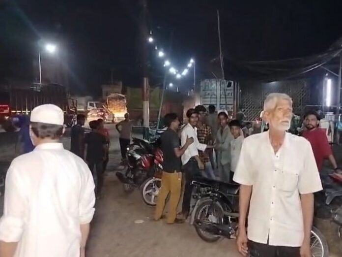 संभल में चाय की दुकान पर फायरिंग:  दुकानदार बोला- नकाबपोश युवकों ने चलाई गोली, पुलिस ने कहा झूठ है - Sambhal News