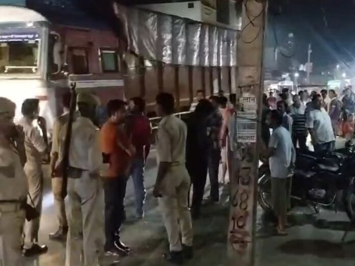 संभल में रात को अतिक्रमण हटाने का अभियान:  एसडीएम-सीओ ने नेशनल हाईवे पर दी कार्रवाई की चेतावनी - Sambhal News