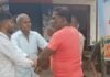 सड़क पर पिता-पुत्र की पिटाई, VIDEO:  बुलंदशहर में बाइक टकराने पर हुआ विवाद, युवकों ने लात-घूंसे मारे - Bulandshahr News