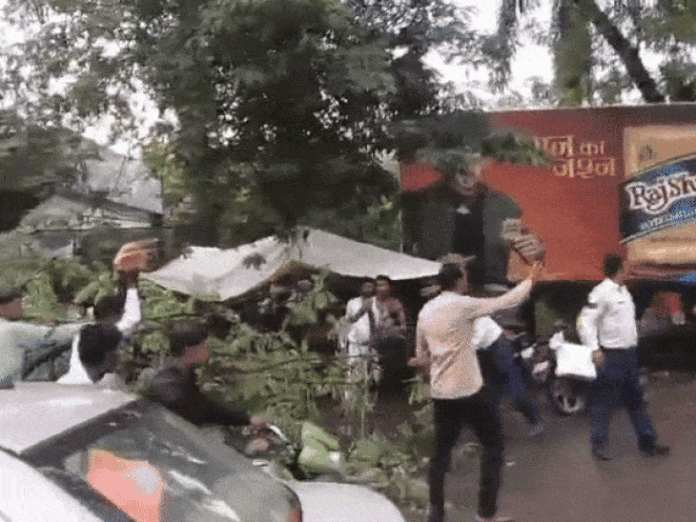 सड़क पर पेड़ की डाली गिरी, रास्ता जाम रहा:  नर्मदापुरम में आंधी के बाद 15 मिनट तक बारिश; सुबह से साफ था मौसम, अचानक बादल छाए - narmadapuram (hoshangabad) News