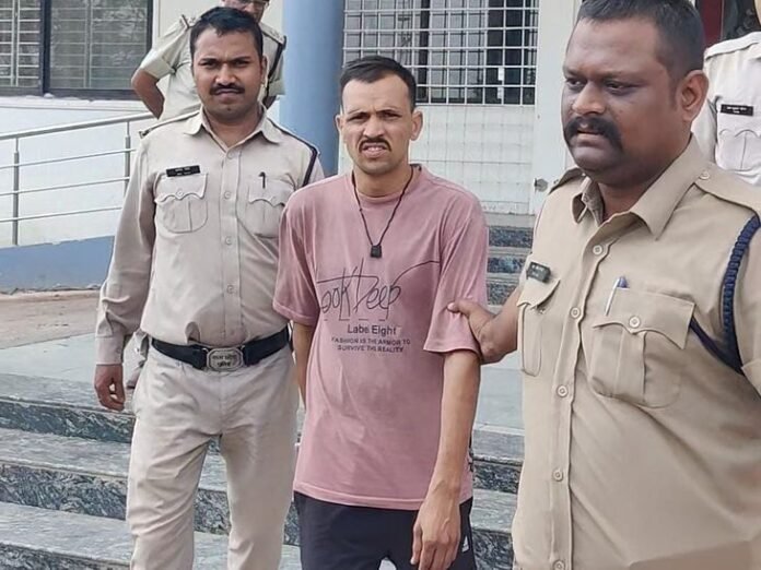 सतना में कॉन्स्टेबल भर्ती परीक्षा में फर्जीवाड़ा पकड़ाया:  मुरैना के युवक ने दूसरे से दिलवाई परीक्षा, कई बार अपडेट किया आधार; गिरफ्तार - Satna News