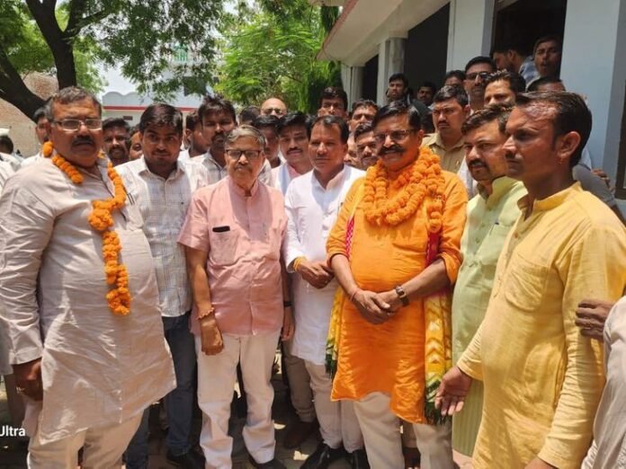 सपा के गढ़ सहसवान में बदले सियासी तेव:  सपा के विधानसभा महासचिव ने BJP विधायक का किया स्वागत, दोनों में हुई लंबी बातचीत - Badaun News