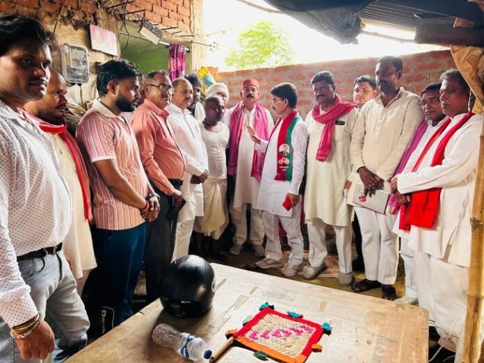 सपा प्रतिनिधिमंडल ने आदित्य के परिजनों से की मुलाकात:  पीड़ित परिवार से मिलकर न्याय का दिलाया भरोसा - Deoria News