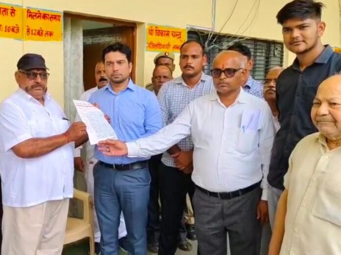 समाज हित संरक्षण समिति का प्रशासन पर आरोप:  धरने के बाद कार्यकर्ताओं पर झूठा मुकदमा दर्ज, सीएम को ज्ञापन सौंपा - Sambhal News