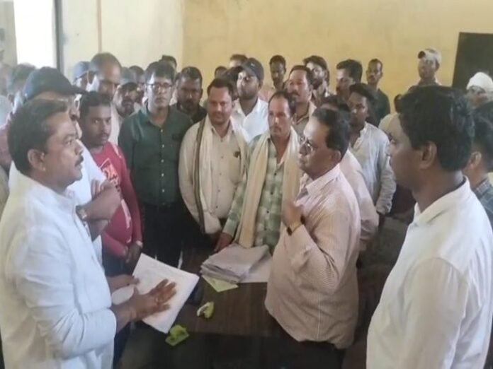 सरगुजा कांग्रेसियों और किसानों ने घेरा सहकारी समिति का दफ्तर:  सिंचित क्षेत्र को असिंचित घोषित करने का विरोध, मंहगे दाम पर दे रहे कम प्रभावी - Ambikapur (Surguja) News