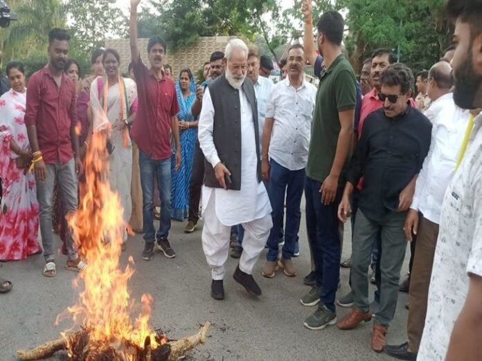 सरगुजा में कांग्रेस ने ईडी और BJP का पुतला फूंका:  कांग्रेस बोली- सुकमा कार्यालय को अटैच करना दुर्भाग्यपूर्ण, बदले की भावना से हुई कार्रवाई - Ambikapur (Surguja) News