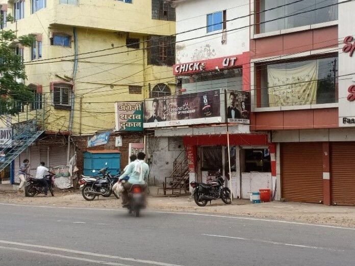सागर में शराब दुकानों पर लगाए क्यूआर कोड:  ब्रांड की तय कीमत की जानकारी मिलेगी; अधिक कीमत पर बिक्री में रोक लगाने एक्शन - Sagar News