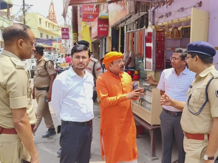 सावन को लेकर DM-SSP ने लिया जायजा:  बाबा गरीब नाथ मंदिर में जलाभिषेक के लिए भारी संख्या में पहुंचते भक्त, 21 मेडिकल कैंप लगेंगे - Muzaffarpur News