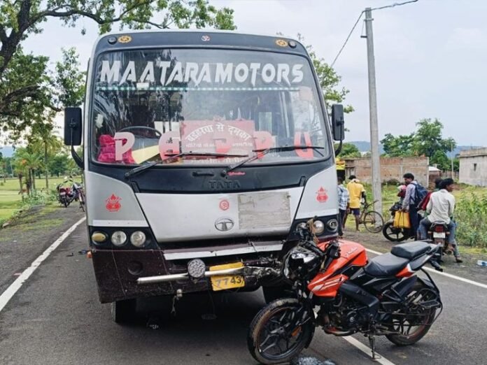 साहिबगंज में बस ने बाइक सवार को मारी टक्कर:  मोटरसाइकिल चला रहे युवक की दर्दनाक मौत, बोरियो हाट लौटते वक्त हुआ हादसा - Sahibganj News