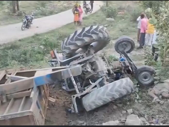 सिंगरौली में रेत से लदा ट्रैक्टर अनियंत्रित होकर पलटा:  बुजुर्ग की दबकर मौत; रेलवे पुल के पास हुआ हादसा, ड्राइवर हुआ फरार - Singrauli News